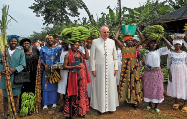 Abp Stanisław Budzik wśród mieszkańców Kamerunu