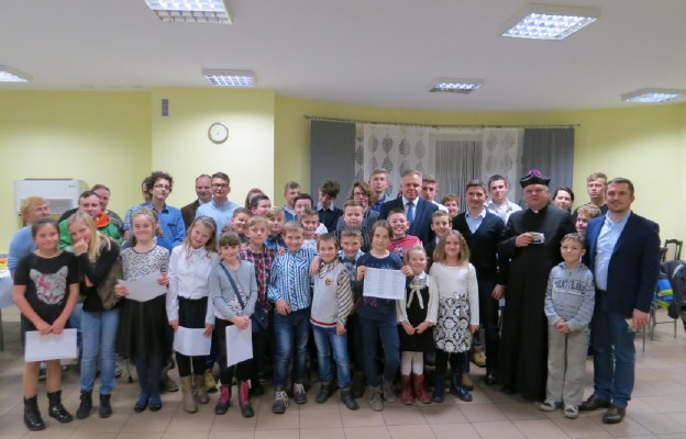 Uczestnicy wieczerzy wigilijnej w parafii Łobodno