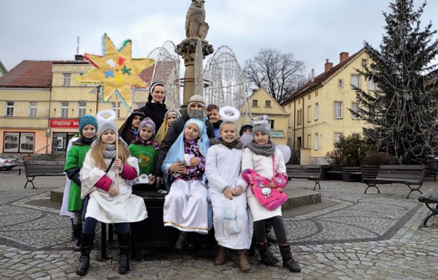 Kolędnicy z Bielawy z s. Agatą, augustianką