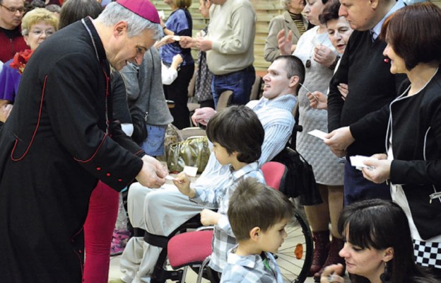 Bp Marek Mendyk jako duszpasterz osób niepełnosprawnych
nieustannie troszczy się o swoich podopiecznych