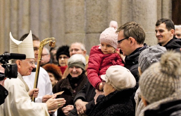 Po Eucharystii wiele osób składało
noworoczne życzenia Metropolicie Łódzkiemu