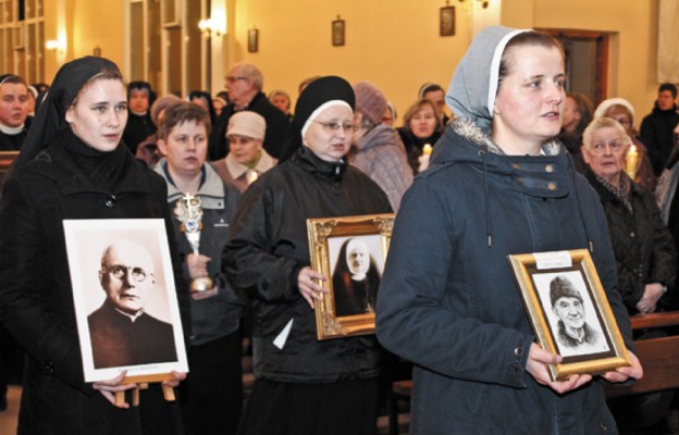 Procesja z relikwiami i obrazami założycieli wspólnot zakonnych