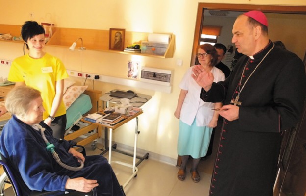 Bp Grzegorz Kaszak spotkał się z pacjentami jaworznickiego hospicjum