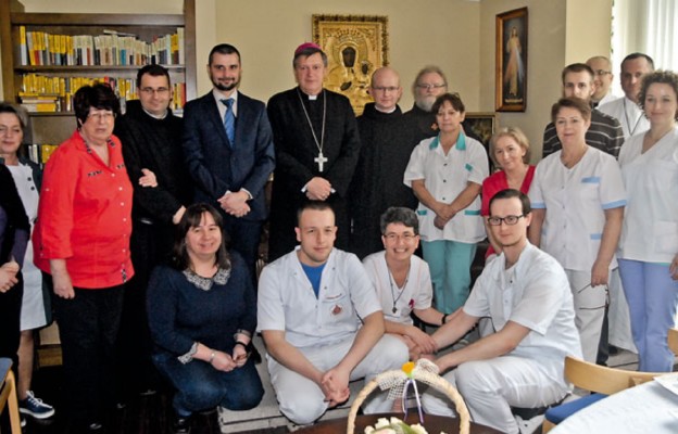 Arcybiskup z pracownikami hospicjum bonifratrów