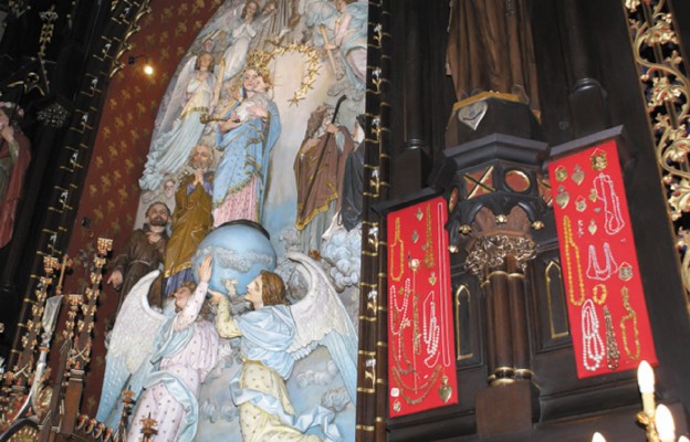 Cudowna figura Najświętszej Maryi Panny Anielskiej w dąbrowskiej bazylice