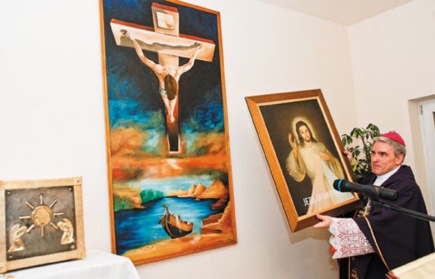 Bp Krzysztof Nitkiewicz przekazuje obraz Jezusa Miłosiernego