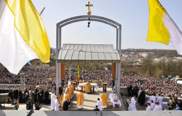 Głównej Mszy św. przy ołtarzu polowym w Łagiewnikach 3 kwietnia 2016 r. – w Święto Miłosierdzia Bożego –
przewodniczył metropolita krakowski kard. Stanisław Dziwisz