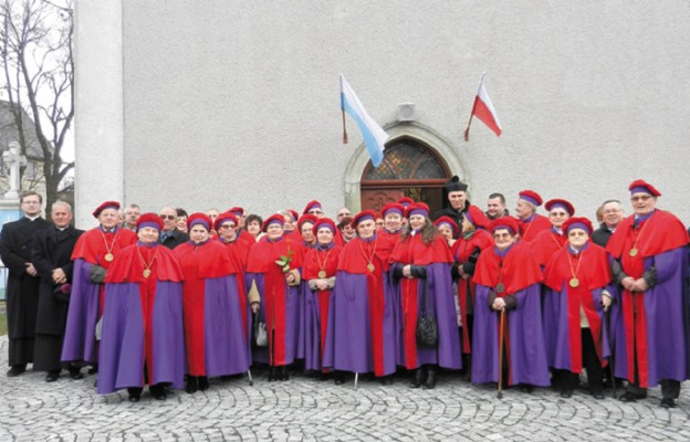 Bractwo św. Józefa przed kościołem w Przedwojowie