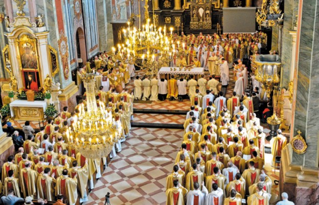 W katedrze zgromadziło się ok. 300 kapłanów