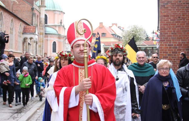 Barwny pochód przeszedł do katedry