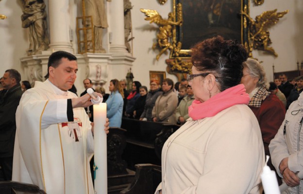 Odnowienie przyrzeczeń chrzcielnych odbyło się przy zapalonych świecach