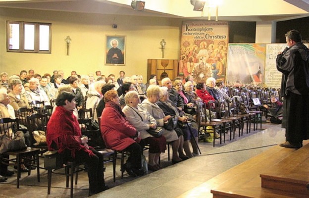 Uczestnicy tegorocznego spotkania z werbistami
słuchają świadectwa misjonarza