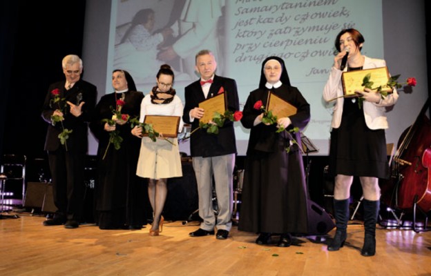 W gronie tegorocznych laureatów statuetki Miłosiernego Samarytanina
znalazła się s. Michaela Rak (druga od lewej)