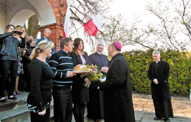Członkowie stowarzyszenia z rodzinami
i przyjaciółmi powitali Pasterza diecezji
chlebem i solą