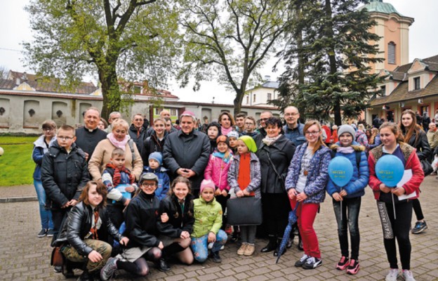 Pamiątkowe zdjęcie z Księdzem Biskupem