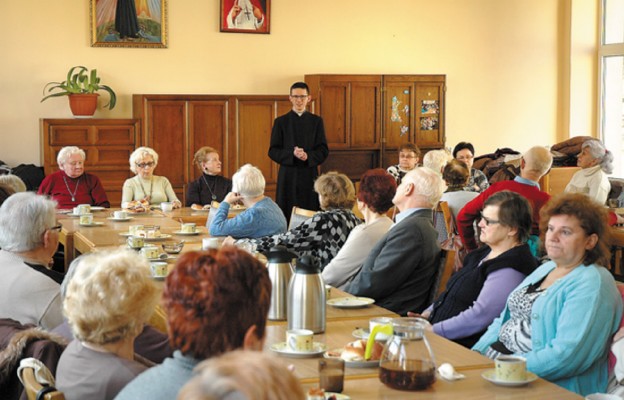 Seniorów odwiedził ks. Paweł Dzierzkowski, zastępca dyrektora częstochowskiej Caritas