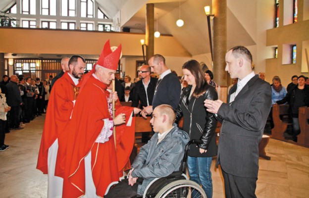 Bp Marian Florczyk udziela
sakramentu bierzmowania
osobom niepełnosprawnym