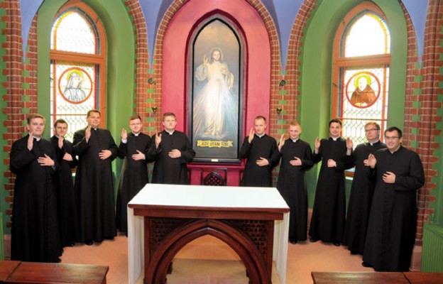 Tegoroczni neoprezbiterzy w oratorium seminaryjnym