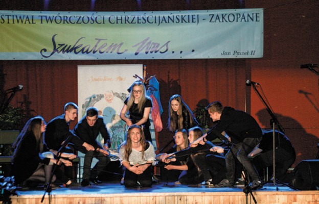 Zwycięska grupa teatralna „Koneser” podczas koncertu laureatów