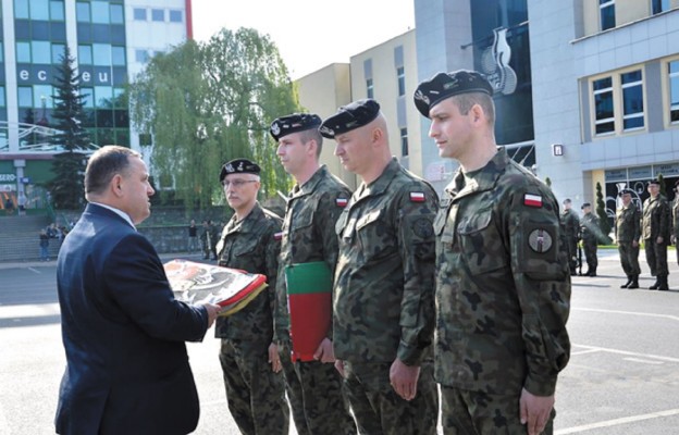 Żołnierzom wyjeżdżającym do Kosowa zostały wręczone flagi