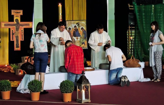 Odnowienie przyrzeczeń chrzcielnych podczas 6. Spotkania Młodych Taize w Grębocinie