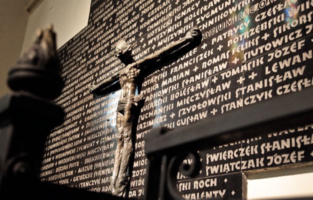 Tablica z archikatedry upamiętniająca łódzkich księży, którzy zginęli w Dachau