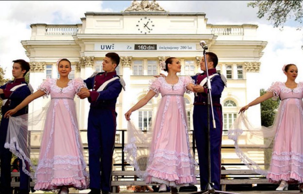 Widowisko historyczne „Uniwersytecki wehikuł czasu” na dziedzińcu przy Krakowskim Przedmieściu
w tle m.in. portret
abp. lwowskiego
Józefa Teodorowicza