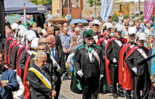 Szpaler podczas Mszy św. tworzyli Rycerze Kolumba