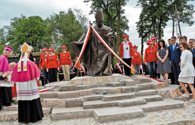 Pomnik poświęcił bp Jan Piotrowski