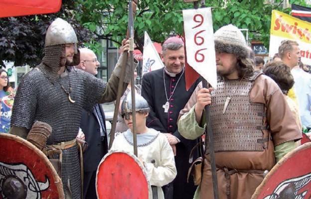 Jak widać odwoływano się do tysiącletniej tradycji chrześcijaństwa w Polsce