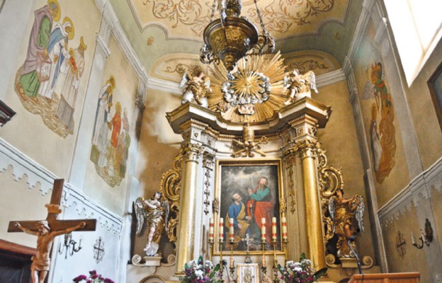 Wnętrze kościoła Świętych Piotra i Pawła w Koniuszy