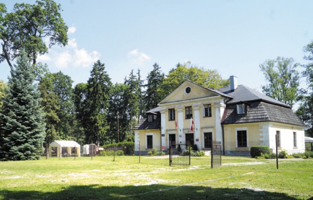 Dwór i kościół otoczone są zabytkowym parkiem lipowym