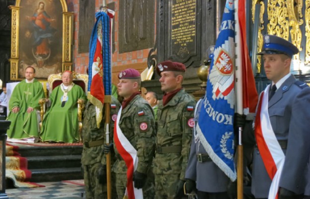 Przedstawiciele służb mundurowych oraz ich poczty sztandarowe uczestniczyły w Mszy św. w kościele Mariackim