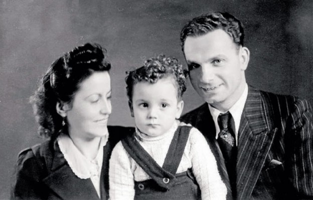 Margarita i Rudolf z synkiem Edim w dniu ślubu – fotografia wykonana przez Wilhelma Brassego w Auschwitz