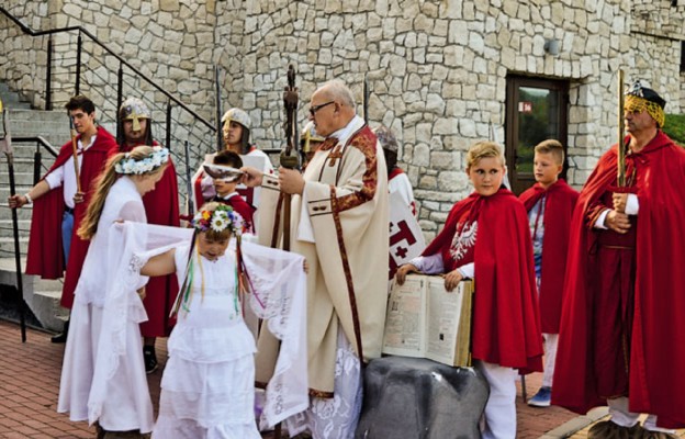 Mieszkańcy Kij odnawiają przyrzeczenia chrzcielne w obecności
delegata papieskiego i księcia Mieszka