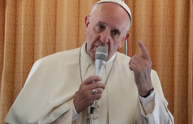 Papież w drodze do Rzymu: w katechizmie znajdzie się potępienie użycia i posiadania broni nuklearnej