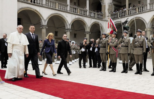 Papież Franciszek wchodzi na Wawel