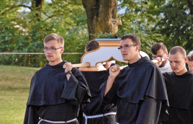 12 sierpnia – wprowadzenie relikwii błogosławionych Męczenników
z Peru, o. Michała Tomaszka i o. Zbigniewa Strzałkowskiego