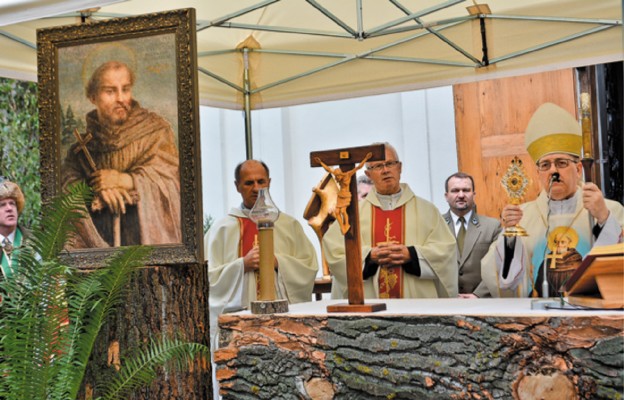 Uroczystościom wprowadzenia relikwii patrona leśników przewodniczył bp Mariusz Leszczyński