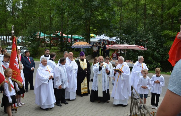 Przed tablicą 108  bł. męczenników II wojny światowej w Tuczępach