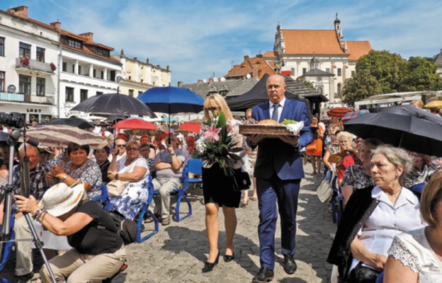 Dary ołtarza składają przedstawiciele władz miasta,
m.in. burmistrz Andrzej Pisula