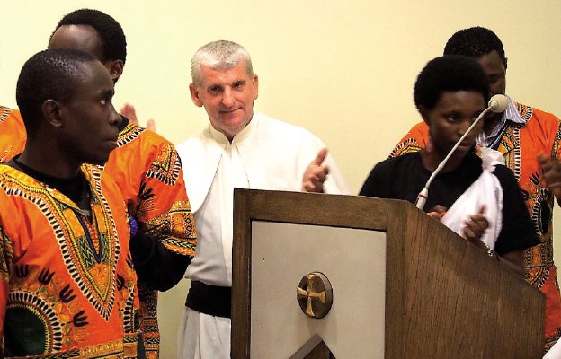 Br. Zdzisław Olejko z Rwandyjczykami