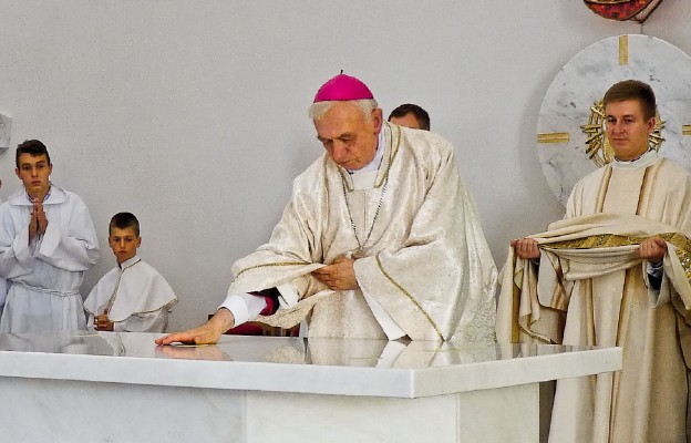 Biskup Andrzej namaszcza ołtarz Krzyżmem
