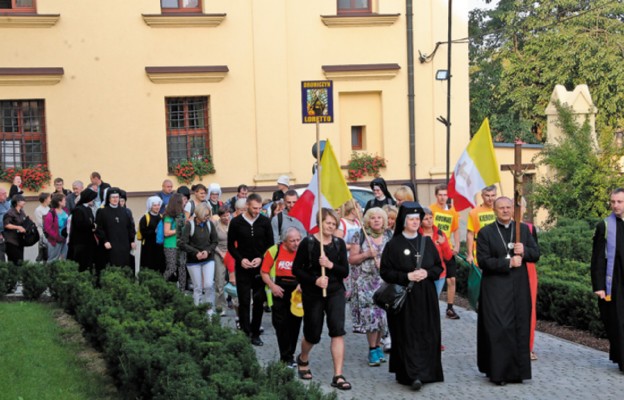 Pątnicy wyruszają z drohiczyńskiej katedry