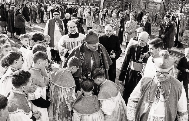 Kard. Karol Wojtyła w otoczeniu ministrantów