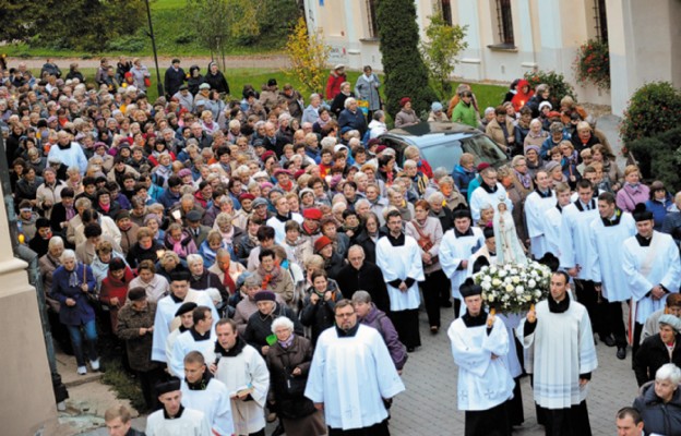 Po krótkim zawiązaniu wspólnoty w kierunku katedry wyruszyła
procesja różańcowa