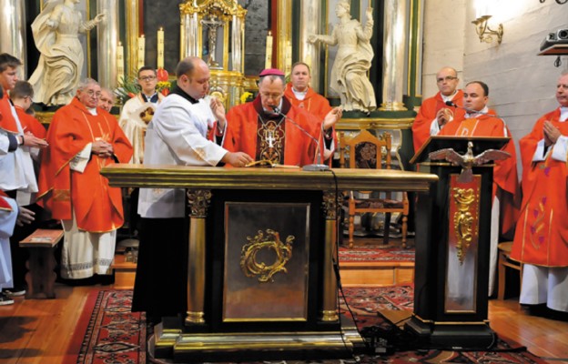 Pasterz Diecezji poświęcił
ołtarz ufundowany przez parafian