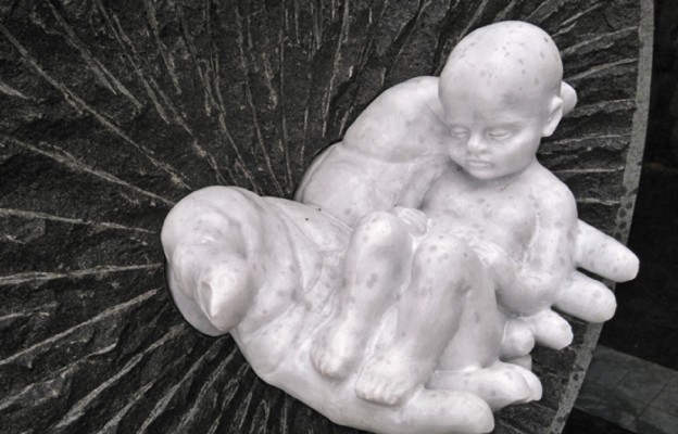 Rzeźba umieszczona na pomniku dziecka utraconego w Starej Miłośnie