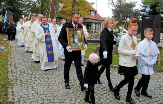 Relikwie i obraz św. Jana Pawła II niosą Dorota i Sławomir Marszałkowie
z dziećmi