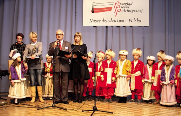 Nagrodę odbierają dzieci z przedszkola
nr 176. Więcej zdjęć z Przeglądu na stronie
www.niedziela.pl